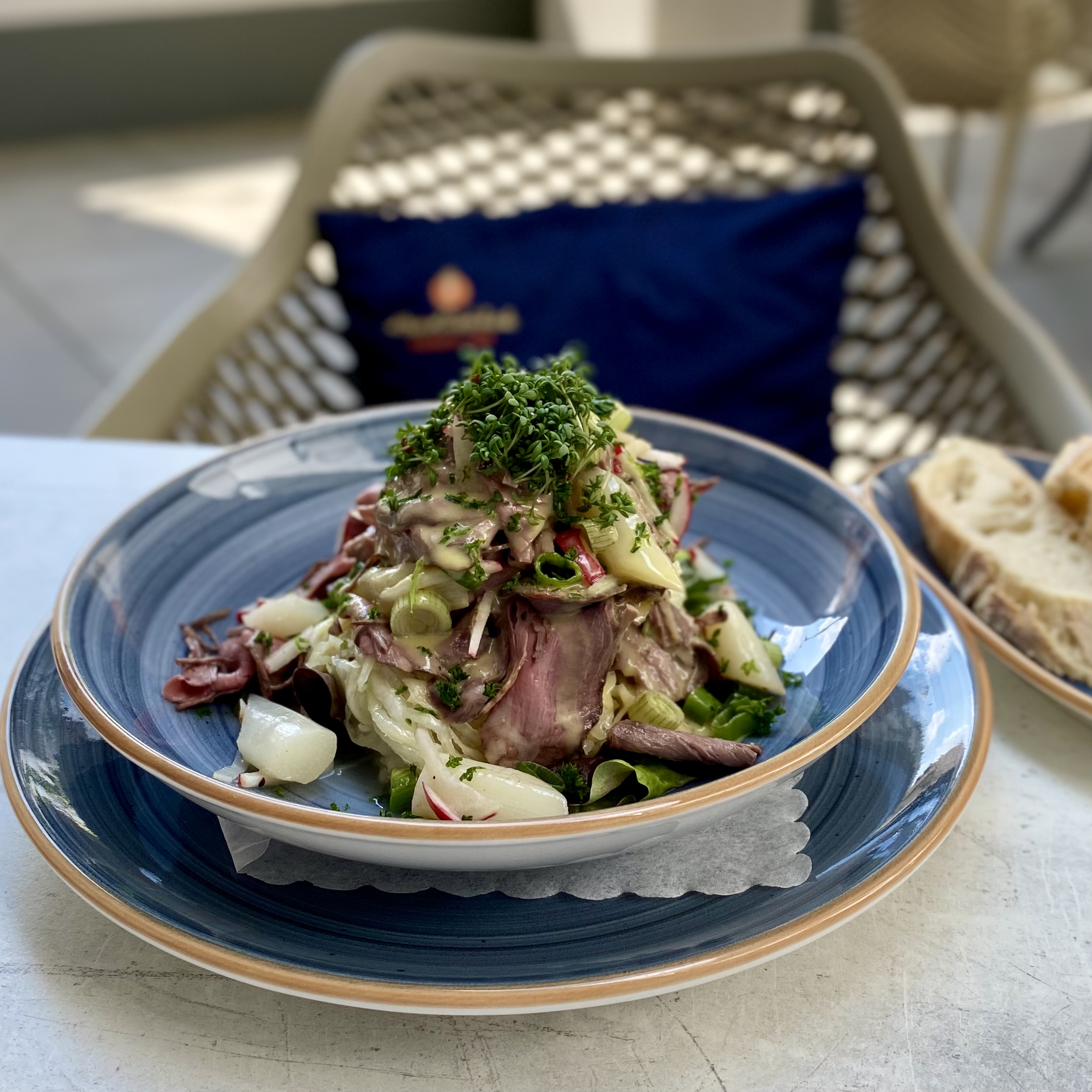 Salat mit rosa gebratener Rinderhüfte