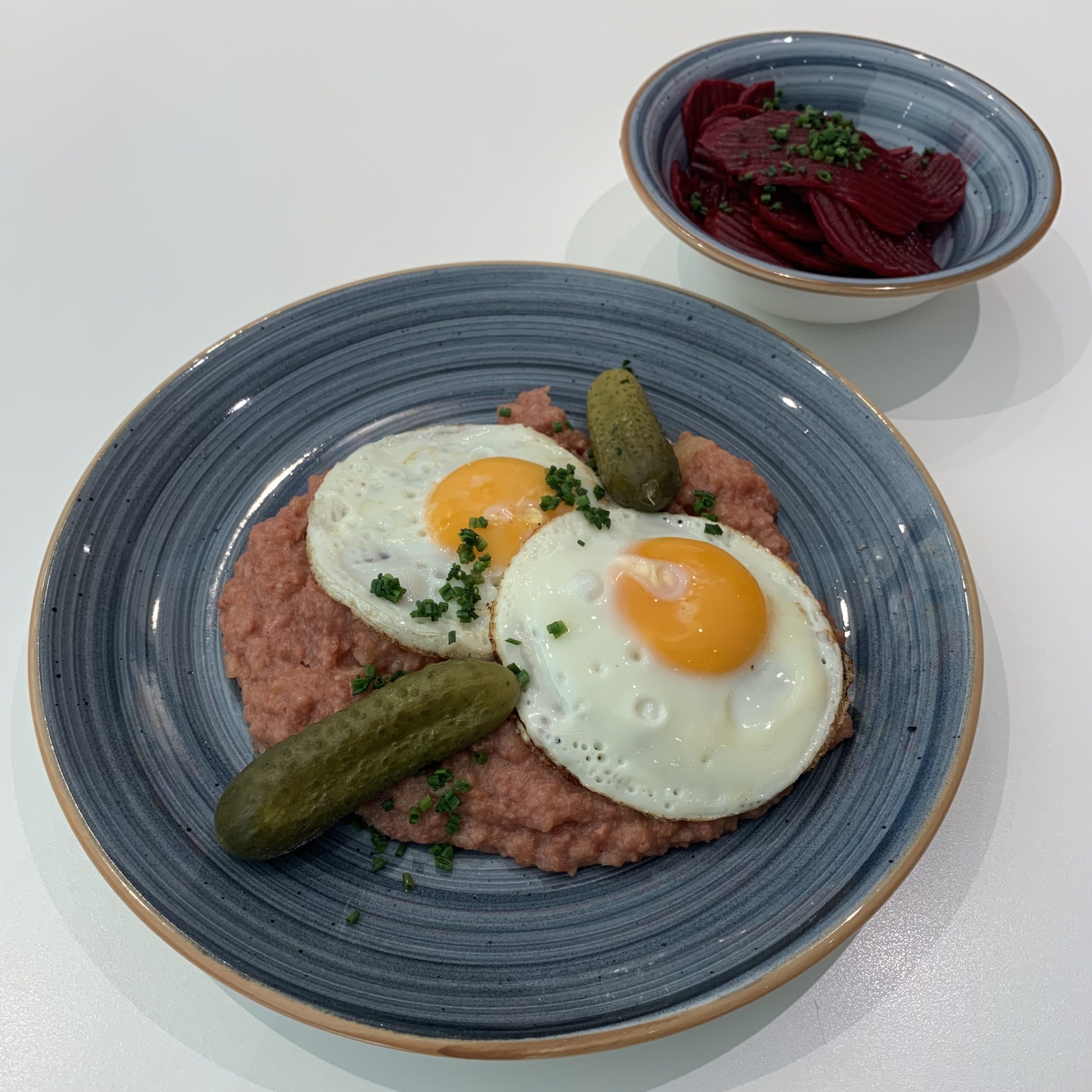 Labskaus mit Spiegelei, saure Gurke, Rote Beete Salat