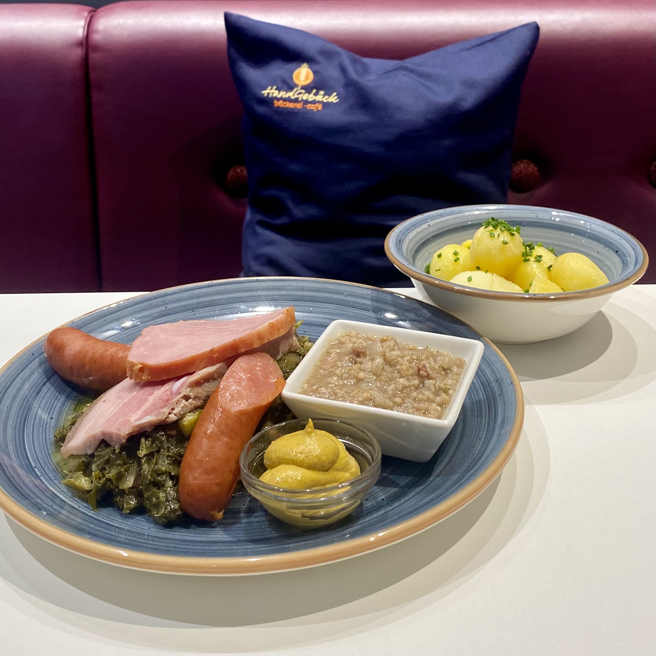 Grünkohl mit Pinkel, Salzbauch, Kassler und Kochwurst